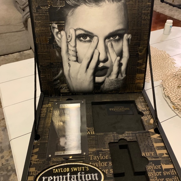 Taylor Swift VIP Reputation Box - Picture 10 of 11